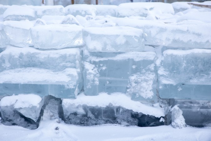 El FSIS advierte que la fluctuación de temperatura impide una conservación segura. Congela agua en envases limpios en el exterior y trasládalos a tu refrigerador para mantener la cadena de frío sin contaminar tus alimentos.