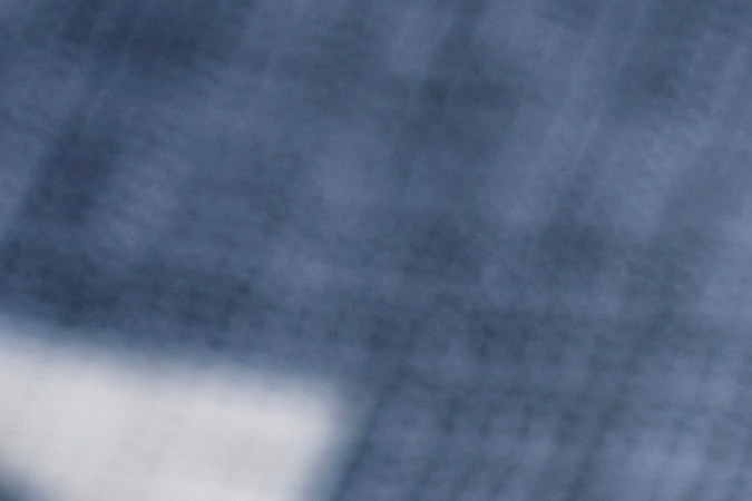 El rastro del azufre: Esta tonalidad grisácea es sulfuro de hierro, formado cuando el huevo se enfría lentamente a temperatura ambiente tras la cocción.