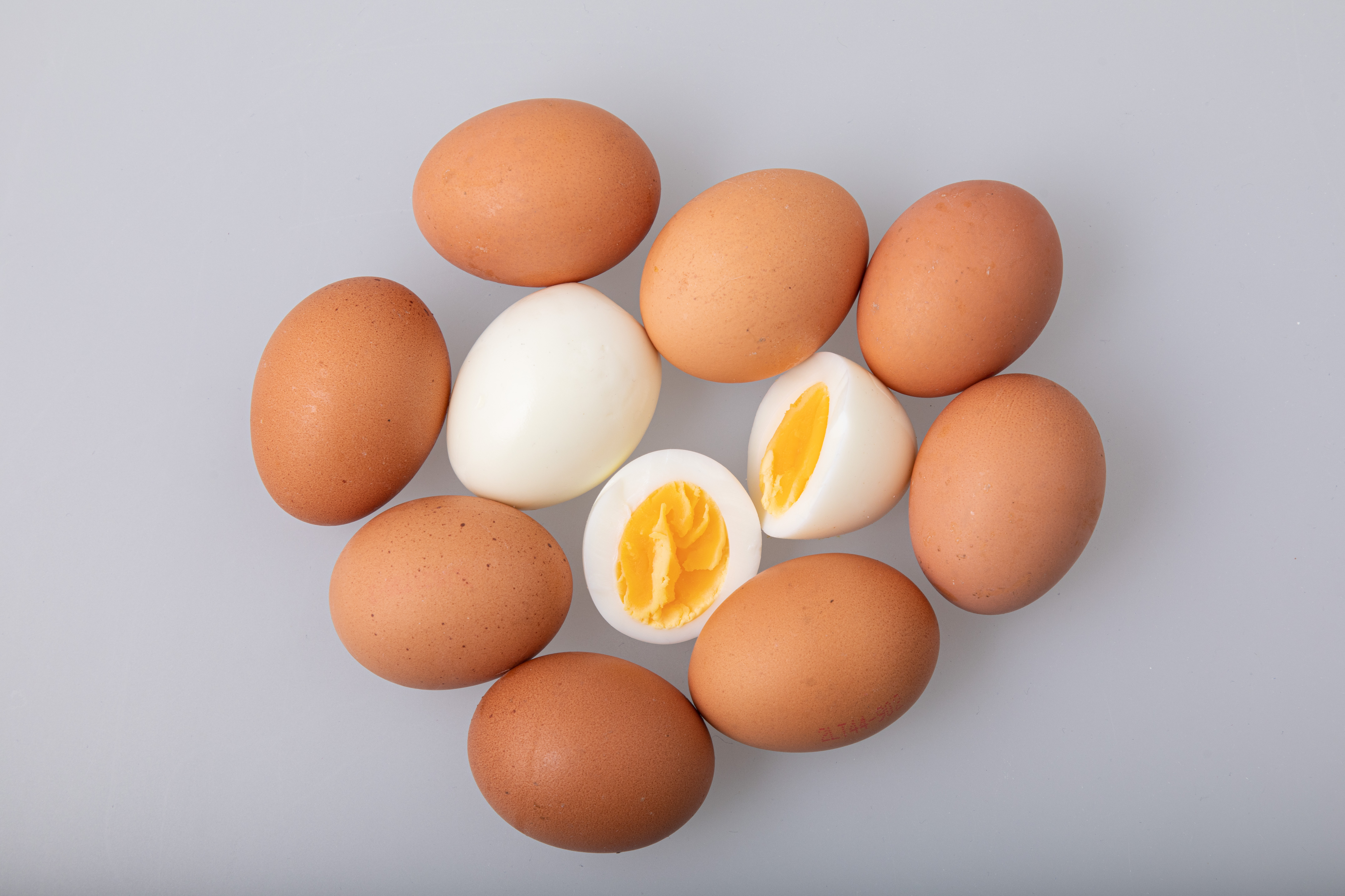 El color de la cáscara es solo una cuestión de raza, la verdadera riqueza está en su proteína de alto valor biológico, sin importar el tono exterior.