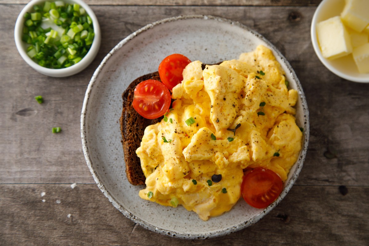 El secreto de los huevos revueltos perfectos: técnica francesa y queso americano