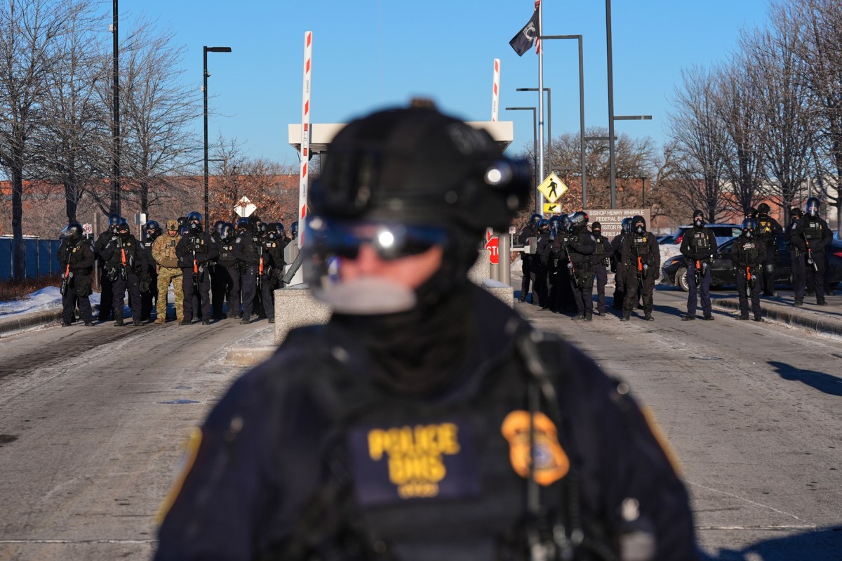 ICE dice que mexicano se destrozó el cráneo al golpearse intencionalmente durante arresto en Minnesota