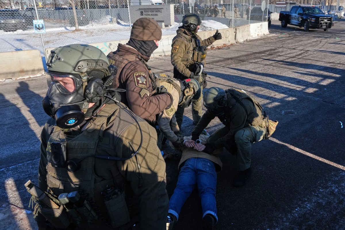 Jueza autoriza redadas migratorias de Trump en Minnesota pese a protestas y muertes