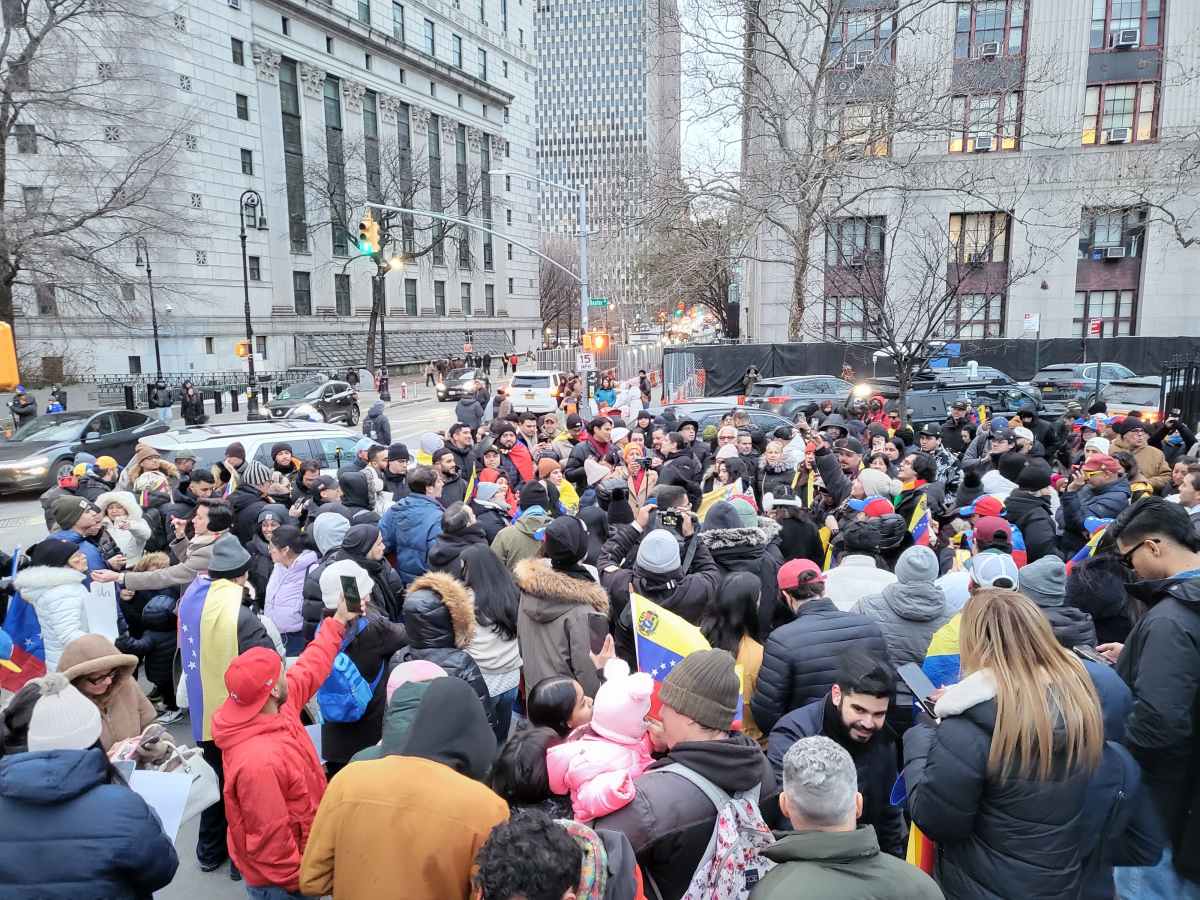 Diáspora venezolana en NY celebra captura de Maduro sin dar un cheque en blanco a Trump