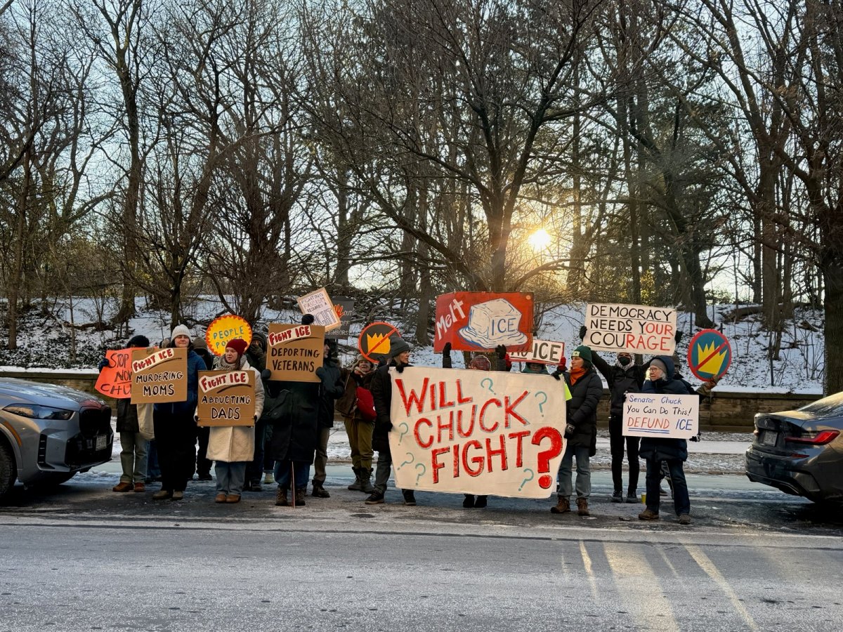 Protestas toda esta semana frente a la residencia del senador Chuck Schumer en Brooklyn: “no ceda a Trump”