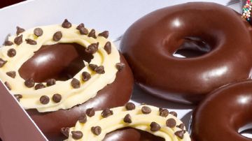 La nueva colección Chocomania de Krispy Kreme presenta cuatro donas exclusivas glaseadas con auténtico chocolate HERSHEY'S, disponibles por tiempo limitado en tiendas de todo el país.