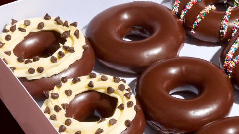 La nueva colección Chocomania de Krispy Kreme presenta cuatro donas exclusivas glaseadas con auténtico chocolate HERSHEY'S, disponibles por tiempo limitado en tiendas de todo el país.