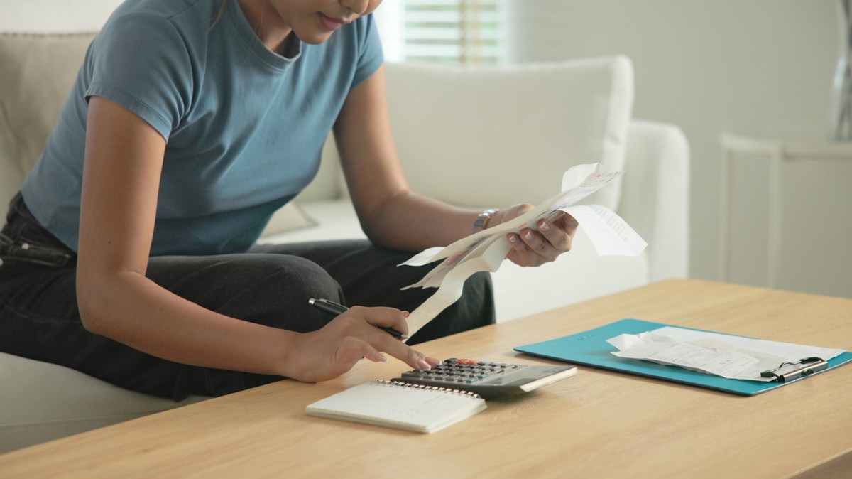 La confianza del consumidor en EE.UU. cae a su peor nivel en 12 años: qué significa para tu dinero