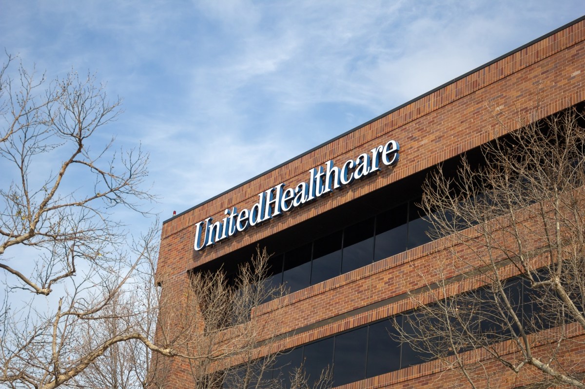 UnitedHealth espera ganancias 2026 por encima de lo esperado, pero advierte posible alza en precios de seguros de salud