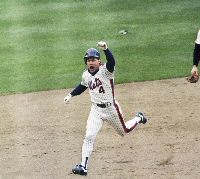 Lenny Dykstra tras su jonrón de dos carreras que les dio la victoria en la baja de la novena entrada del tercer juego de la Serie de Campeonato de la Liga Nacional contra los Astros de Houston. (Foto AP/G. Paul Burnett).
