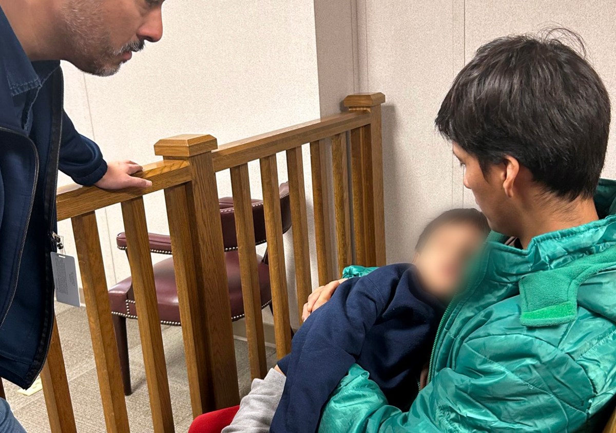 Juez ordena liberar a niño de 5 años detenido por ICE junto a su padre en Minnesota