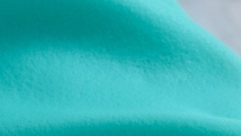 Aunque la sal y el limón son excelentes para desodorizar y eliminar manchas superficiales, la ciencia confirma que no tienen la capacidad de eliminar bacterias en la profundidad de las tablas de madera.