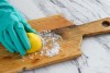 Aunque la sal y el limón son excelentes para desodorizar y eliminar manchas superficiales, la ciencia confirma que no tienen la capacidad de eliminar bacterias en la profundidad de las tablas de madera.