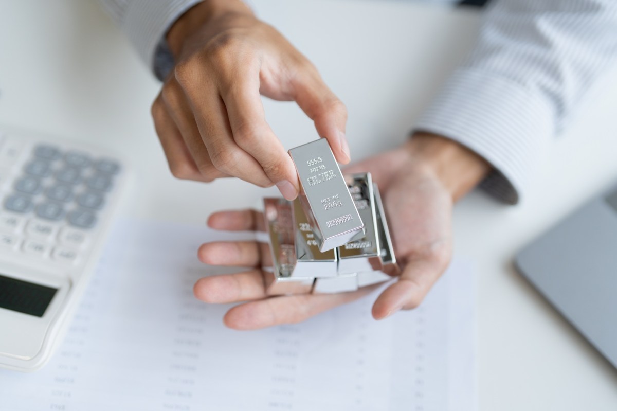 Precio de la plata alcanza máximo histórico de $100 dólares por onza: cómo impacta a la economía de EE.UU.