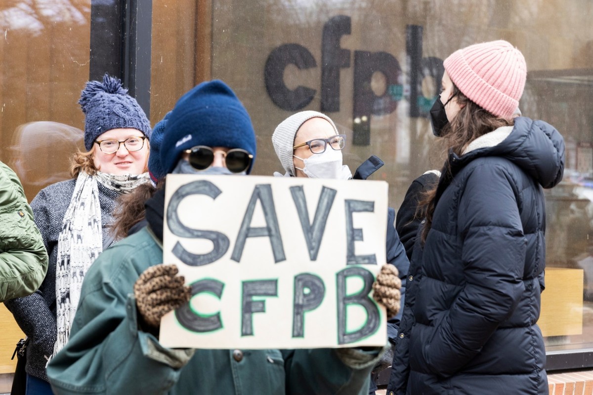 La CFPB salva su financiamiento: una jueza frena intento de retirar fondos desde la Casa Blanca