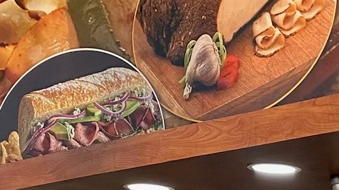 De izquierda a derecha: Mary O’Brien (ganadora de la canasta), Sandra Segura (staff ambassador), Adriana Huinatl (NYC DOHMH) consejera de solicitudes certificada de CAC, y Mayte Mendoza (staff ambassador).