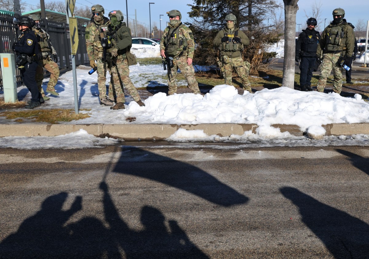 Publican video que grabó el agente de ICE que disparó contra una mujer en Minneapolis