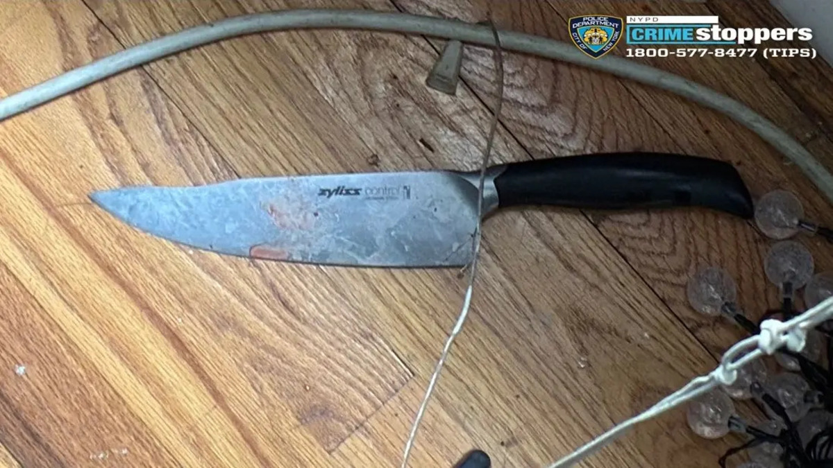 NYPD dispara a hombre que los amenazó con un cuchillo en una casa de Queens