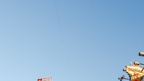 Nathan’s Famous, fundada en 1916 es conocida por sus hot dogs icónicos y su presencia en supermercados, restaurantes y eventos deportivos.