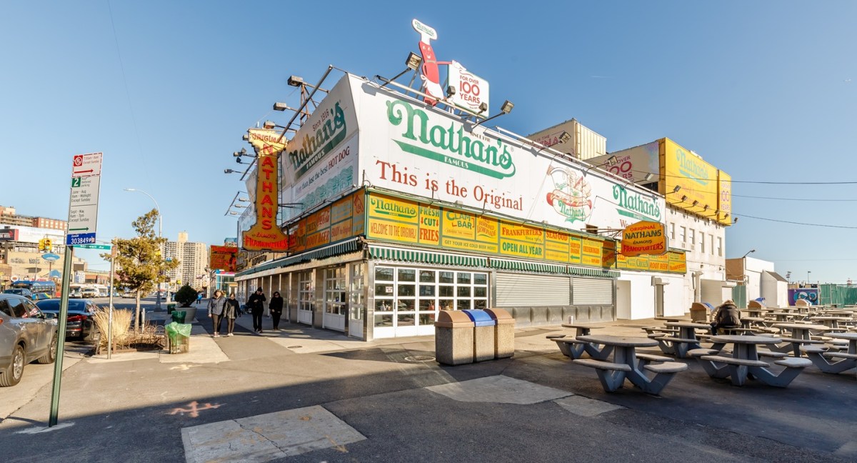 Smithfield compra Nathan’s Famous por $450 millones: ¿impactará en precios, empleo y consumo en EE.UU.?