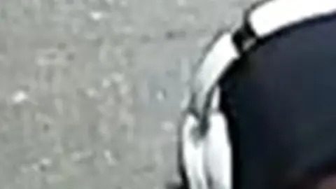 Todavía no está claro qué causó el brutal ataque por parte de los dos jóvenes.