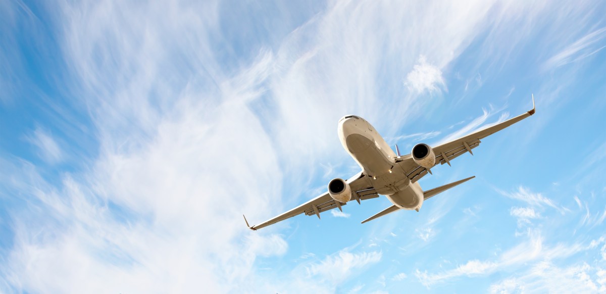 Riesgo en el aire: FAA alerta a aerolíneas por caída de desechos espaciales