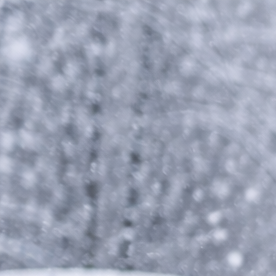 Hombre paleando nieve en una intensa tormenta invernal en Estados Unidos