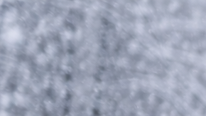 Hombre paleando nieve en una intensa tormenta invernal en Estados Unidos