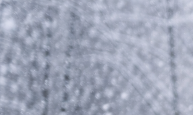 Hombre paleando nieve en una intensa tormenta invernal en Estados Unidos