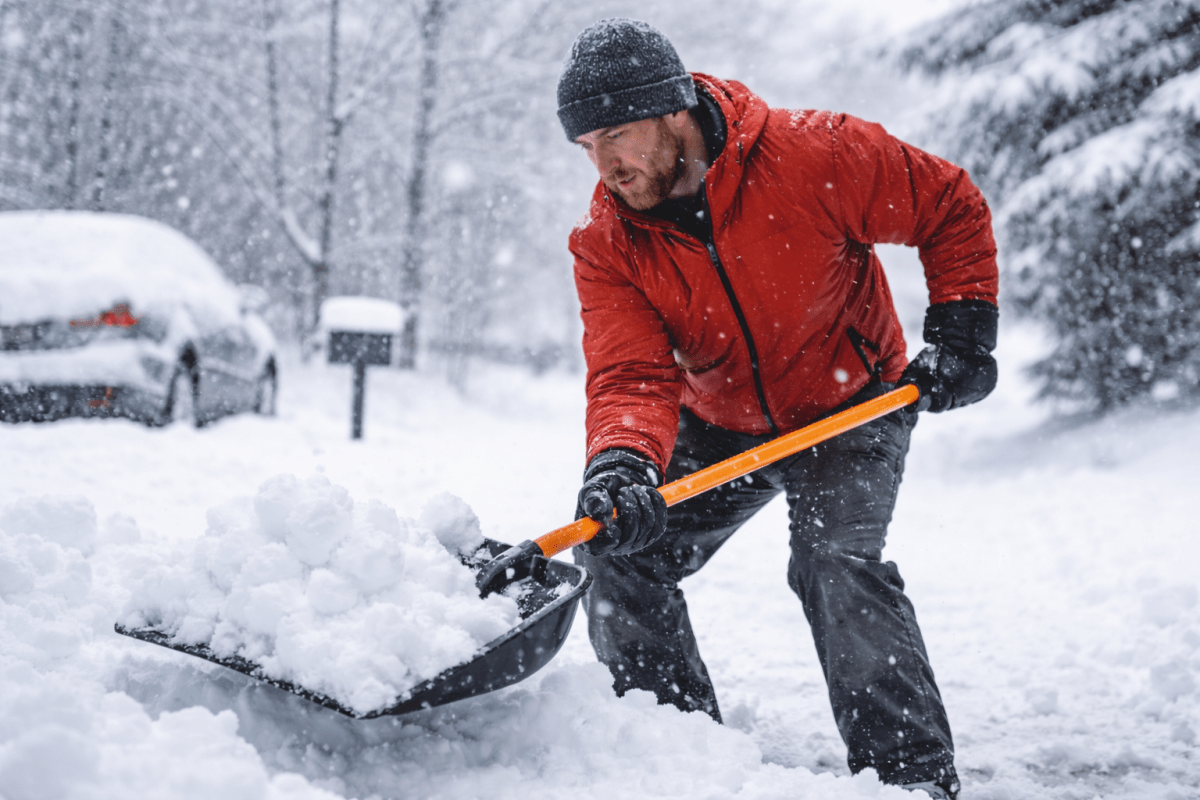 ¿Es peligroso palear nieve? Qué dice la ciencia sobre los riesgos para la salud