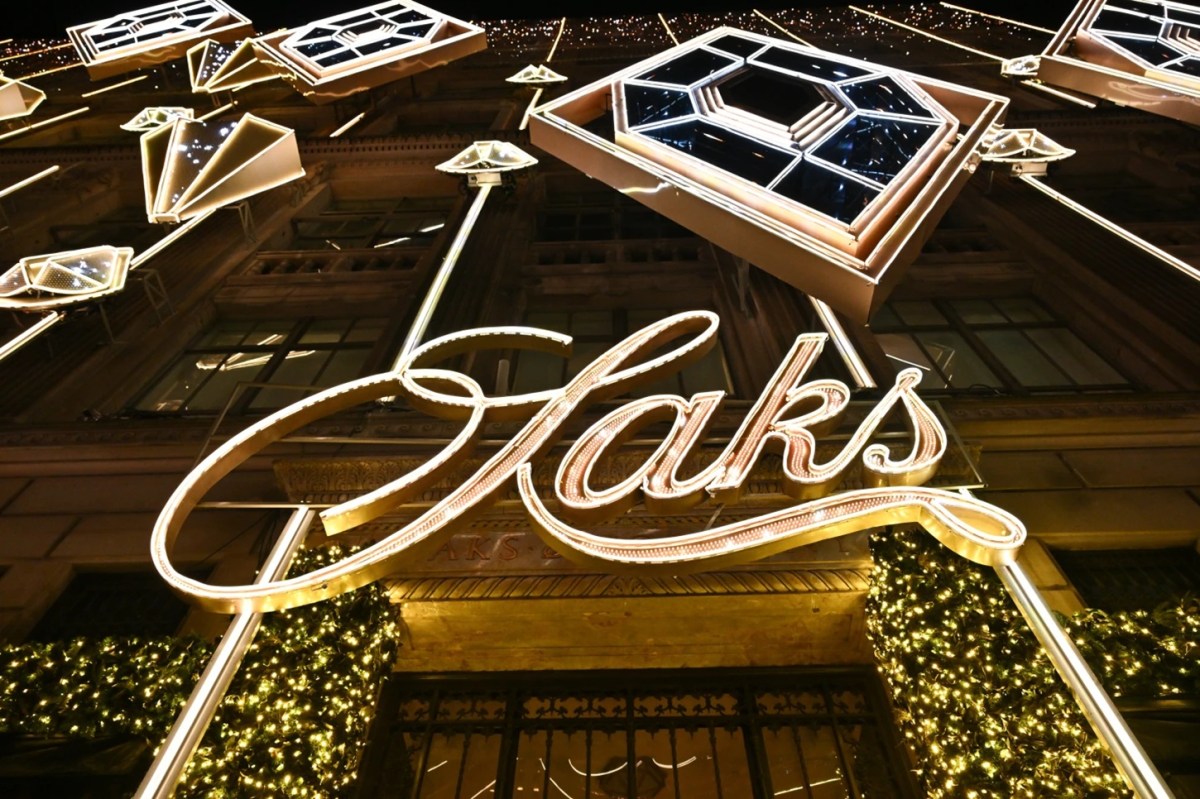 Saks Global se declara en quiebra: Impacto en la industria del lujo y el empleo de la comunidad latina