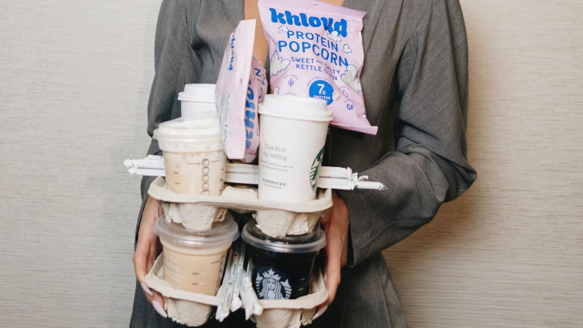 "Khloé Kardashian presenta su 'match' ideal: Khloud Popcorn y un Iced Protein Latte, sumando 47g de proteína para un rendimiento máximo diario.