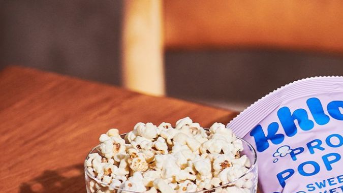 Starbucks también ofrecerán las palomitas proteicas Khloud Sweet & Salty Kettle Corn.