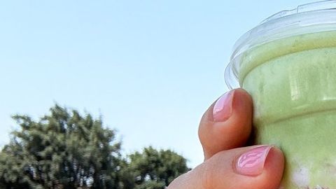 Desde el exótico Matcha de Chocolate de Dubái hasta la nostalgia del Algodón de Azúcar, las bebidas más virales del momento no están en el menú.