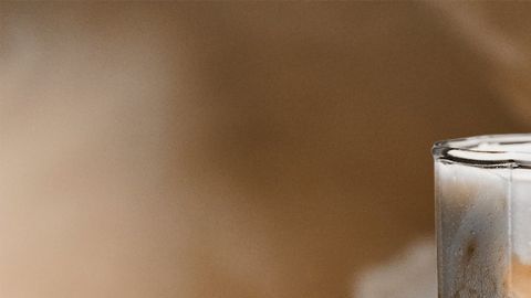 Personaliza tu Iced Protein Latte con la nueva Espuma Fría de Proteína para alcanzar más de 40g de aporte nutricional por bebida.