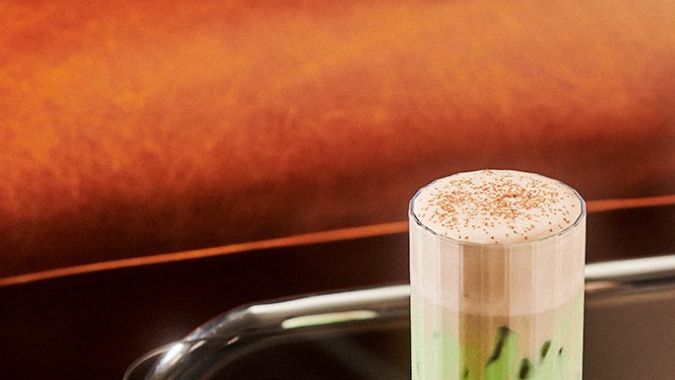 El lujo hecho bebida. Probando la combinación de pistacho, matcha y mantequilla marrón inspirada en el chocolate más famoso del mundo.
