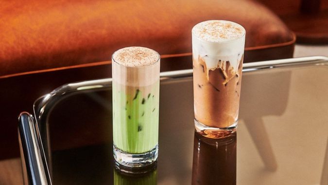 El lujo hecho bebida. Probando la combinación de pistacho, matcha y mantequilla marrón inspirada en el chocolate más famoso del mundo.