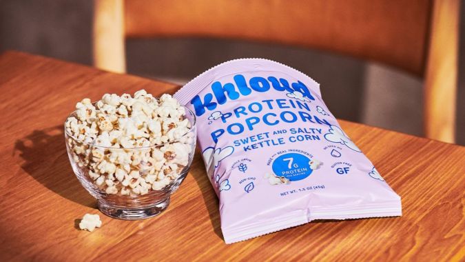 El nuevo Khloud Protein Popcorn llega a Starbucks: un equilibrio perfecto de sabor dulce y salado con ingredientes naturales y 7g de proteína por bolsa.