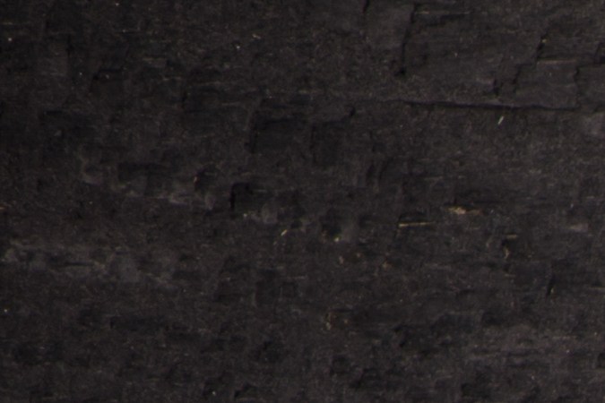 La seguridad alimentaria empieza por tus utensilios: descubre por qué los remedios caseros no bastan para desinfectar la porosidad de la madera.