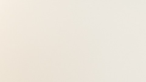 Persona revisa un estado de cuenta en casa y muestra preocupación por el monto reflejado.