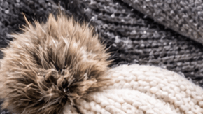 Ropa de abrigo, bebidas calientes y accesorios esenciales para soportar el frío extremo sobre una mesa con nieve.