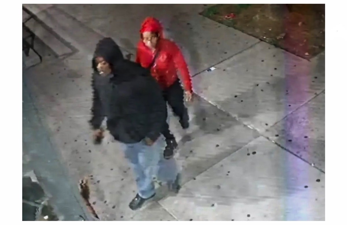 Mujer mató a hombre en calle de Nueva York afuera de centro escolar: acusación