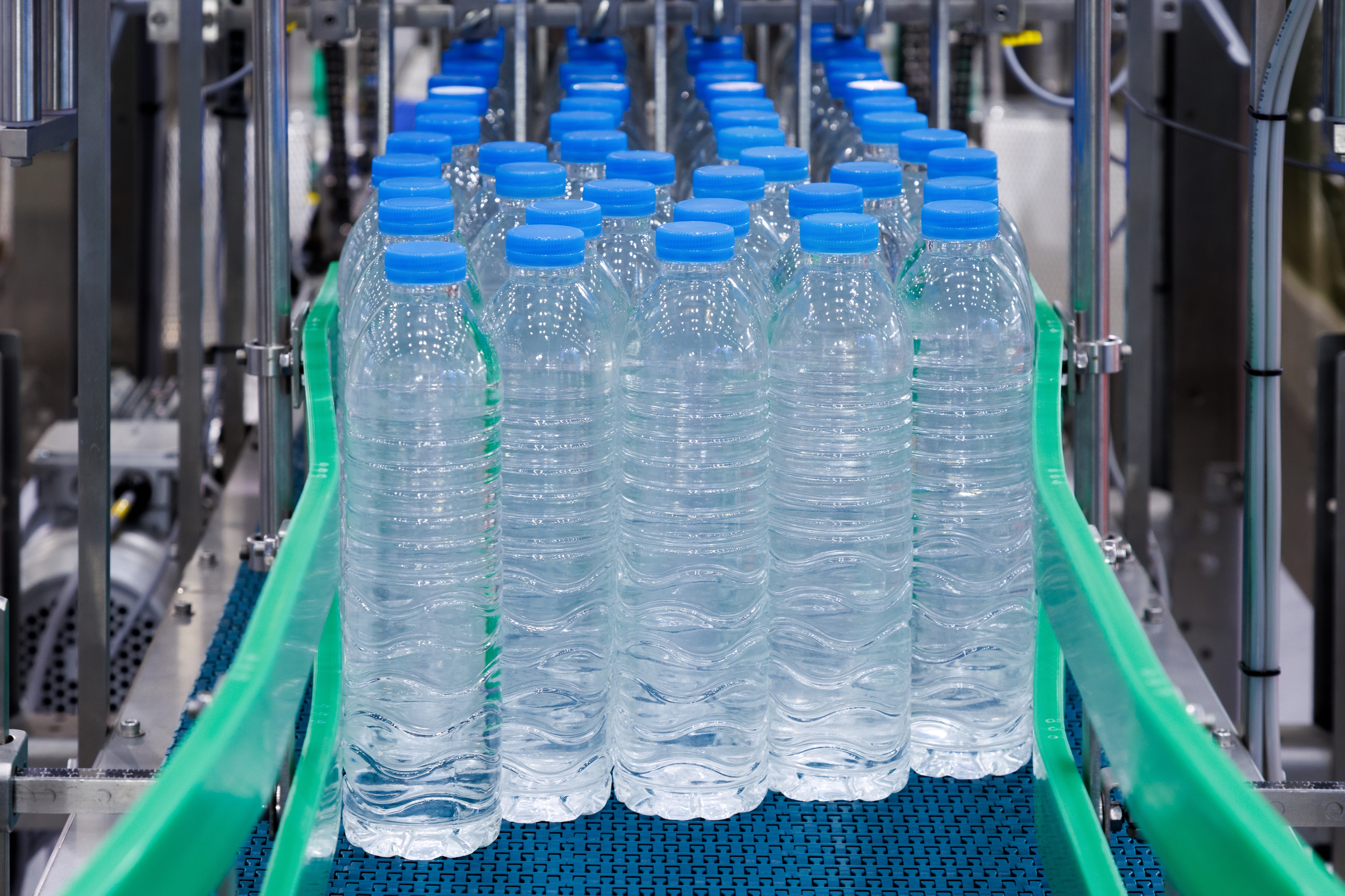 El almacenamiento prolongado y el calor pueden liberar microplásticos en tu agua embotellada.