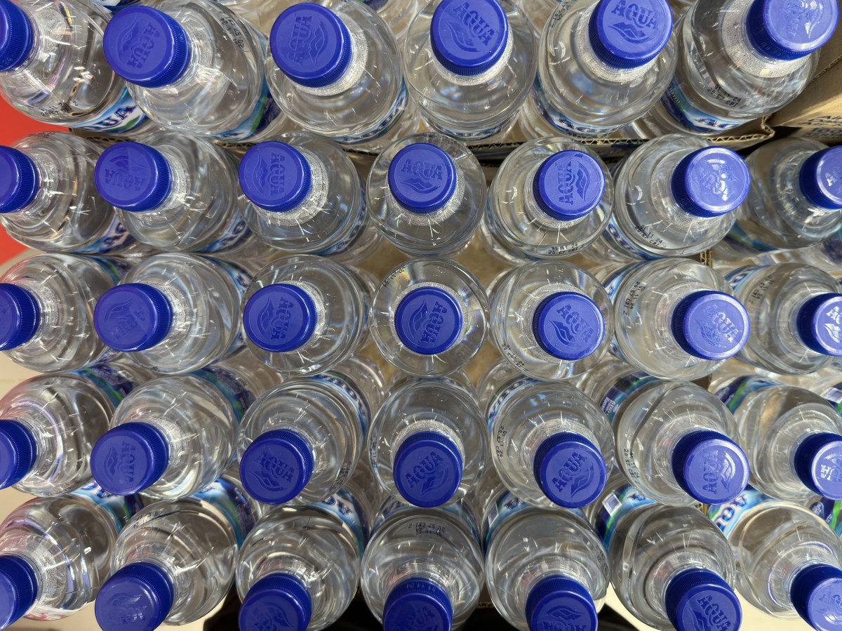 Retiran 38,000 galones de agua Meijer por extraña sustancia negra