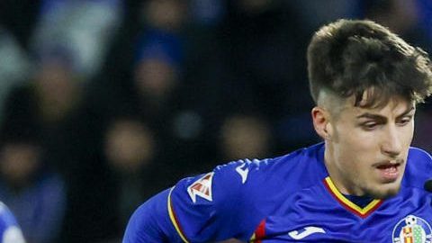 El delantero del Getafe Adrián Liso (i) pelea un balón ante el defensa de la Real Sociedad Jon Aramburu.