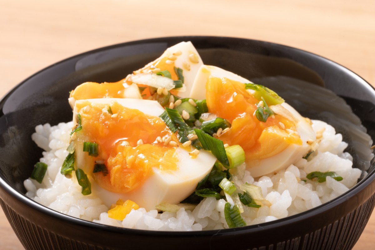 Más que un plato de emergencia: 3 recetas para elevar el arroz con huevo a combinación ganadora