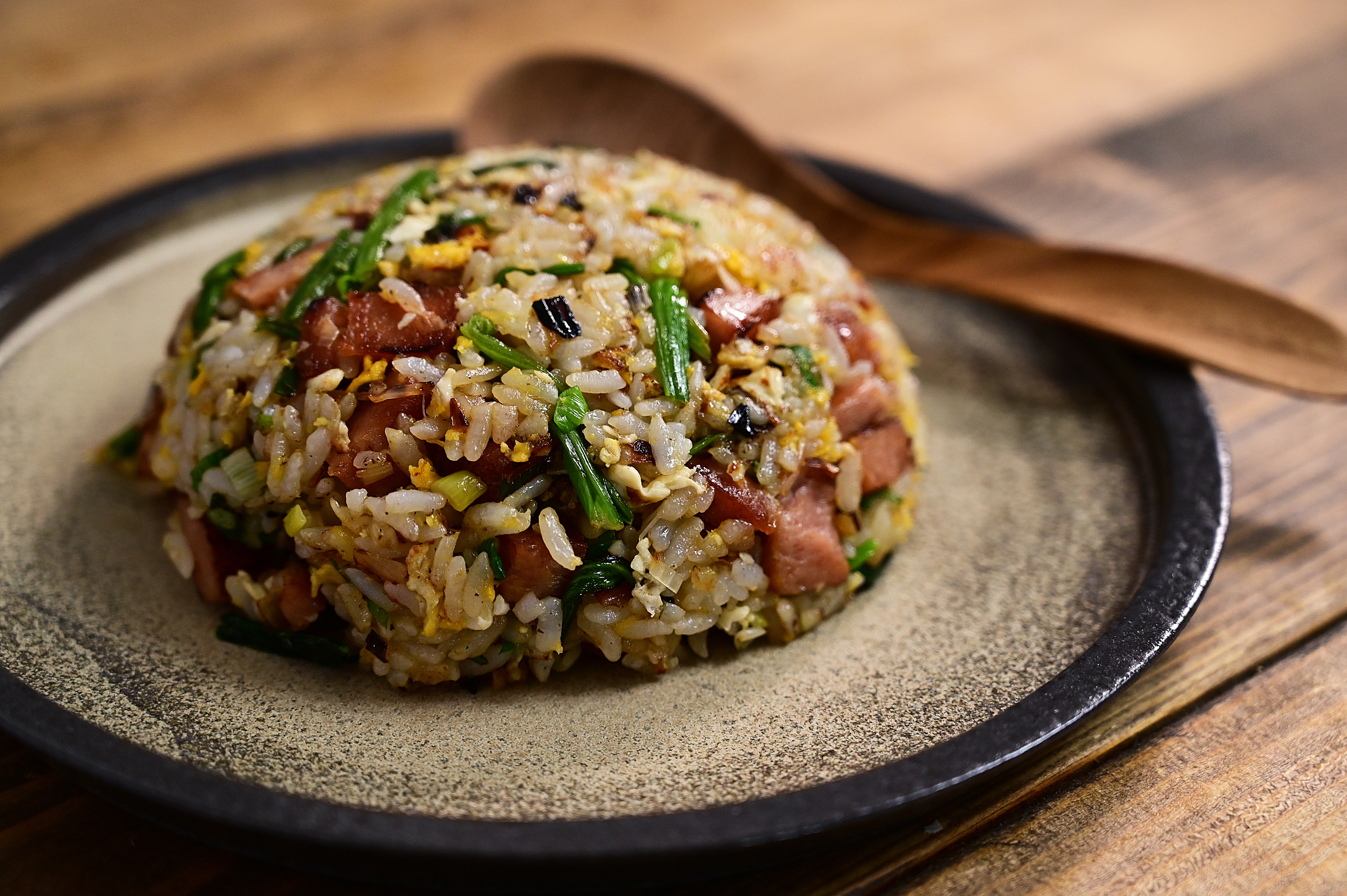 El secreto de este arroz frito saludable es usar arroz frío del día anterior para aprovechar el almidón resistente, un gran aliado de tu salud intestinal. Un plato digestivo, saciante y lleno de antioxidantes.