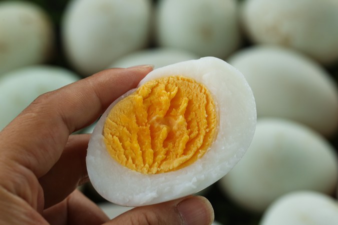 Esta es la consistencia de un huevo que está perfectamente cocido.