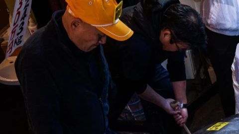 El magnate del sushi, Kiyoshi Kimura, examina el legendario atún de 243 kg capturado en Oma, antes de convertirlo en el manjar más caro del mundo.