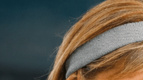 Pareja mayor de 40 años combinando ejercicio y alimentación saludable en casa