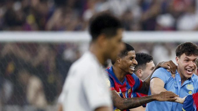 Los jugadores del FC Barcelona celebran su victoria a la finalización del encuentro de la final de la Supercopa de España.